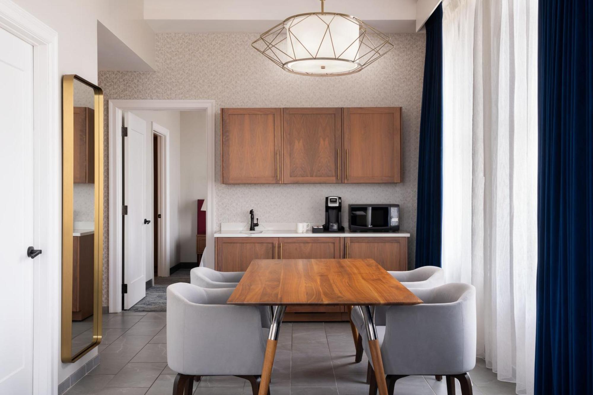Blu-tique, Akron, A Tribute Portfolio Hotel 2*