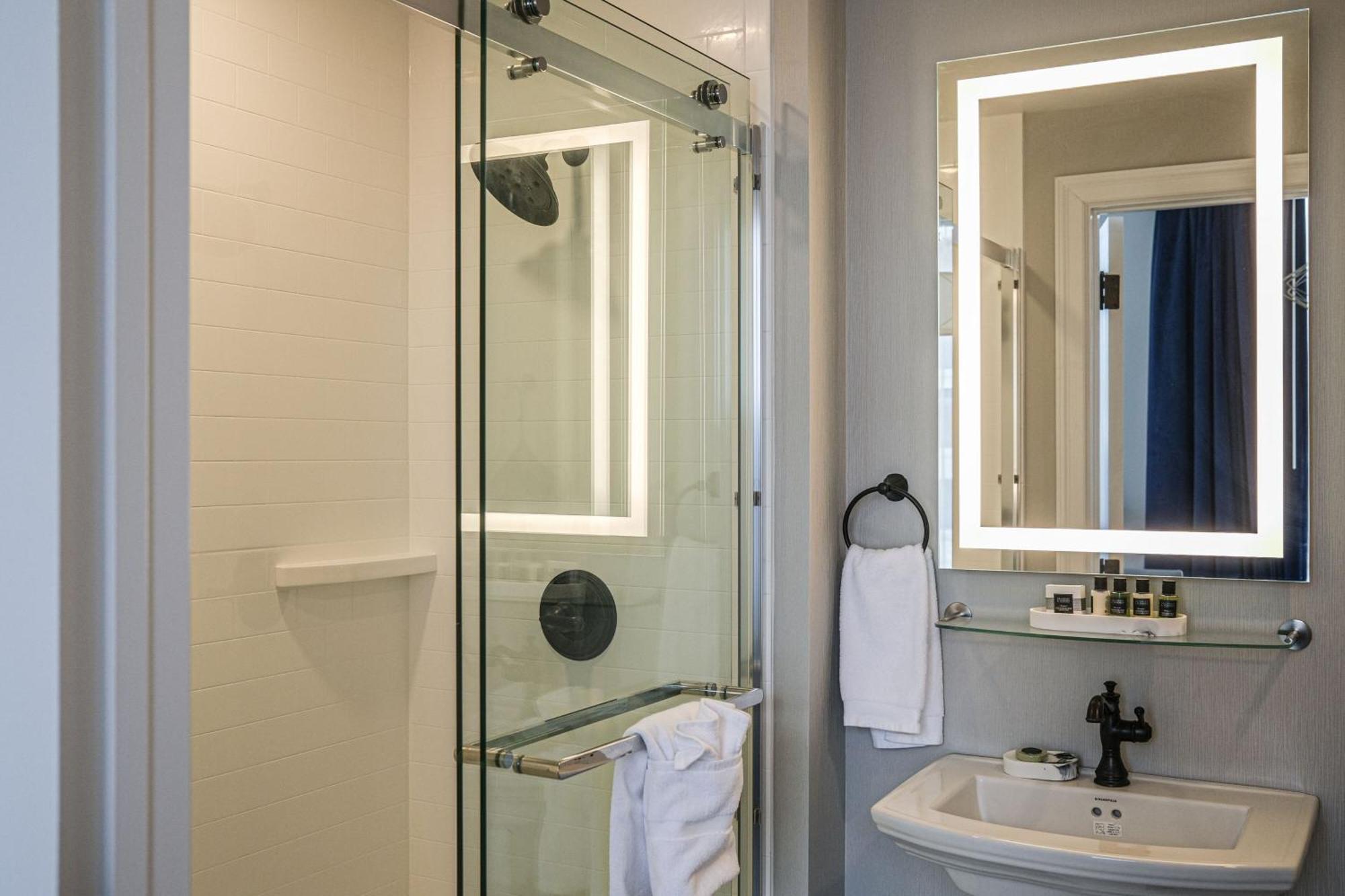 Blu-tique, Akron, A Tribute Portfolio Hotel 2*